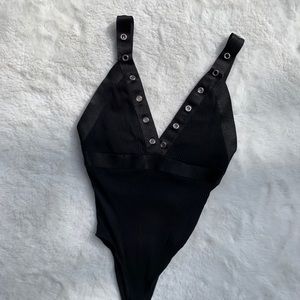 Low back body suit!!🖤🖤🤍🤍